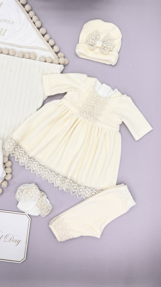 Крестильный набор для девочки «Beige Lace»: велюровое платье, лосины, шапочка и носки