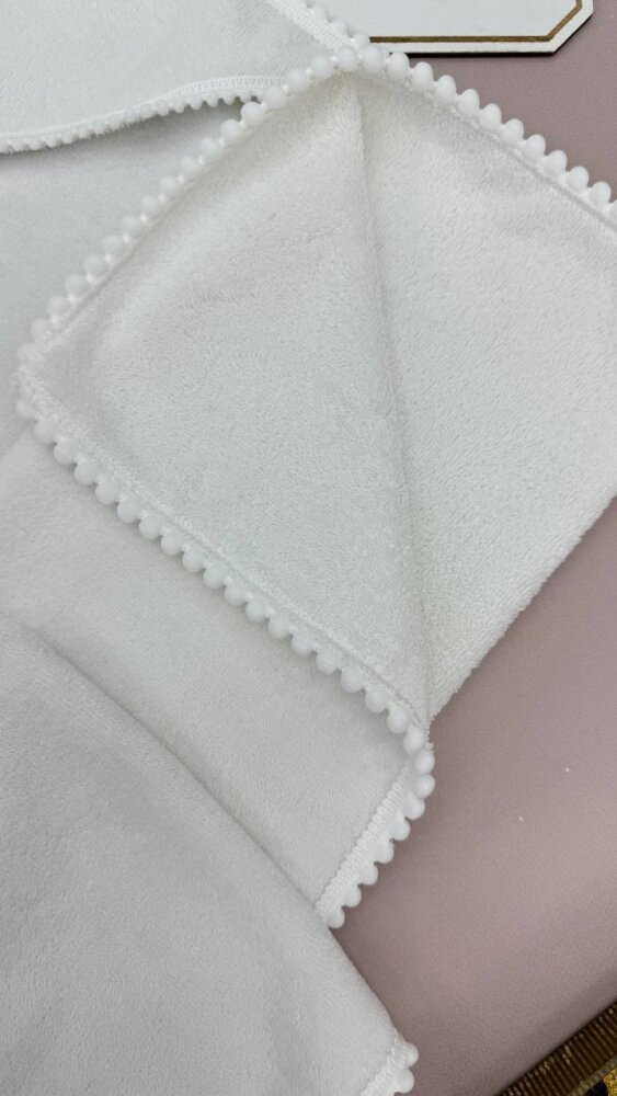 Крыжма из велюровой махры «Cream Soft» с мини-помпонами и вышивкой