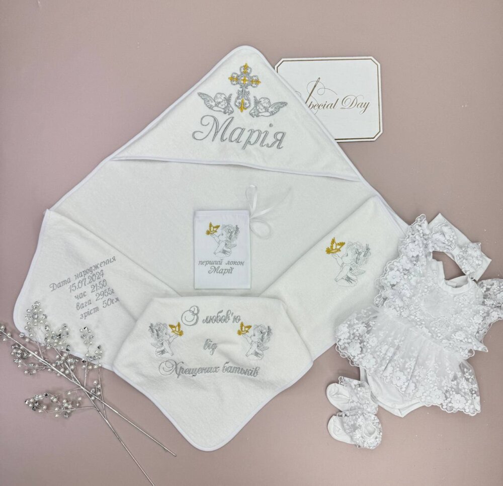 Крестильный набор Royal Glow: крыжма, боди-платье, аксессуары и мешочек.