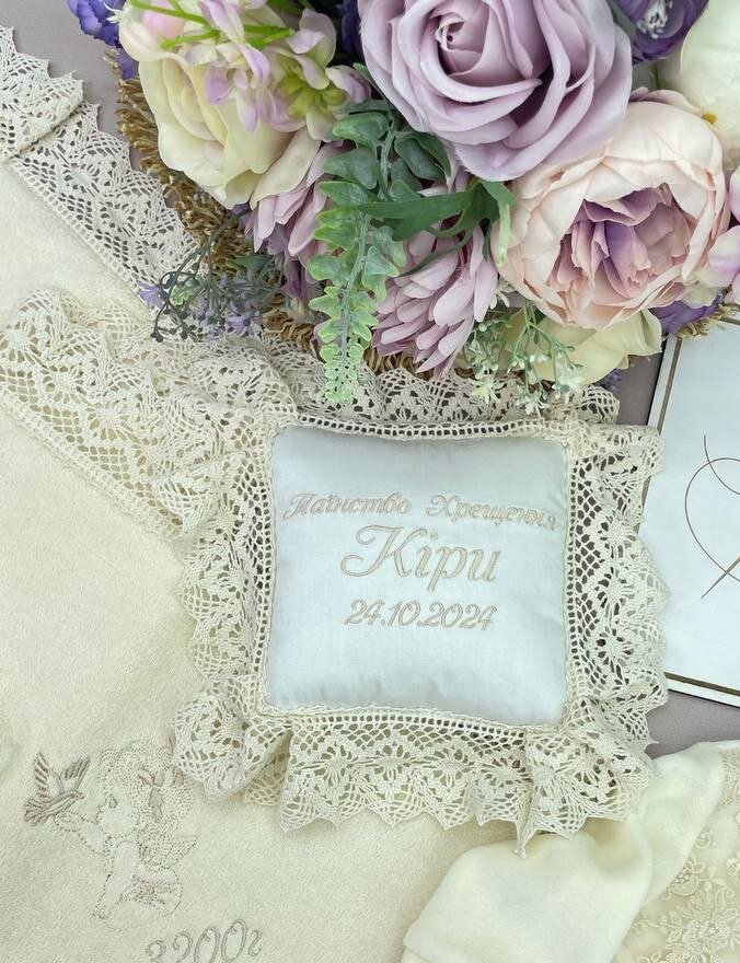 Изысканная именная подушечка для крестика «Кремовый Сон»