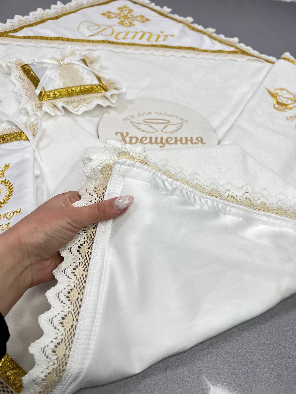 Эксклюзивный именной набор для крещения «Королевский Шарм»: с комплектом одежды