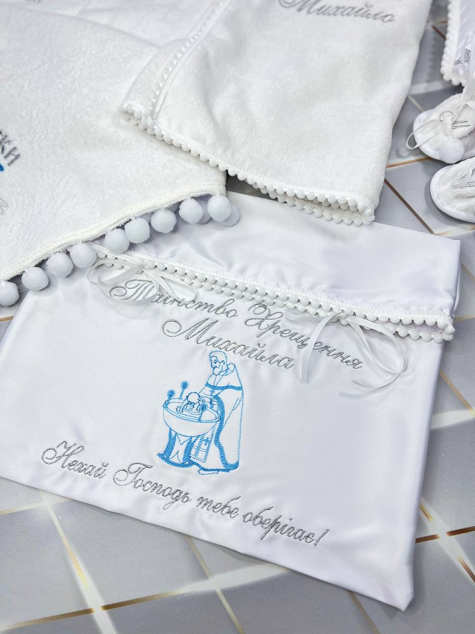 Полный набор для крещения мальчика «Серебряно-голубой оберег»: именная крыжма-плед, одежда, комплект аксессуаров