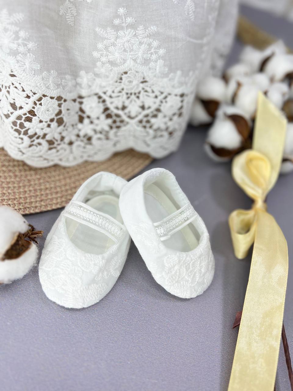 Хрестильний набір для дівчинки «Antique Lace»: сукня, чепчик та пінетки з батисту