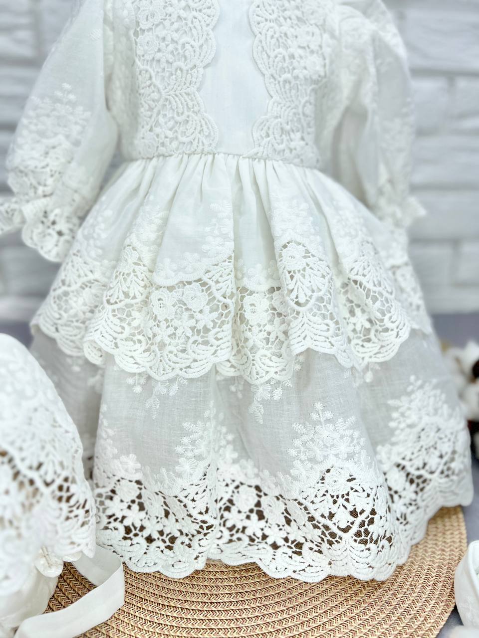 Хрестильний набір для дівчинки «Antique Lace»: сукня, чепчик та пінетки з батисту