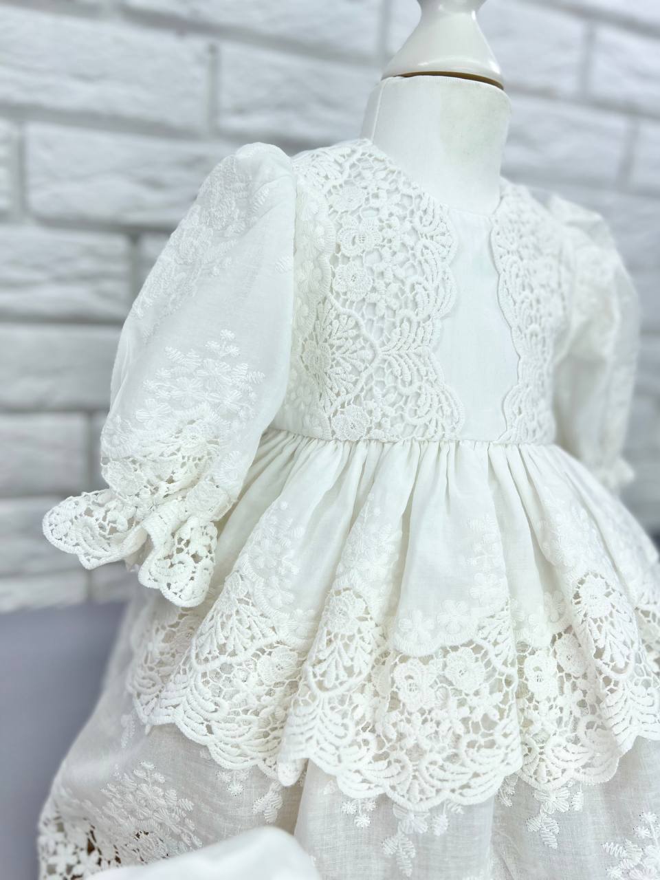 Хрестильний набір для дівчинки «Antique Lace»: сукня, чепчик та пінетки з батисту