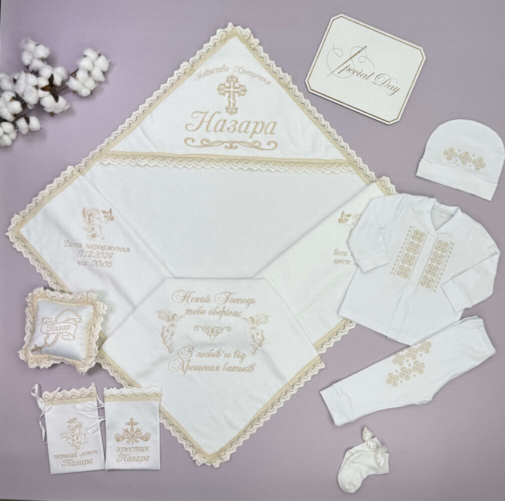 Полный крестильный набор «Creamy Blessing» для мальчика: крестильная пеленка, костюм-вышиванка и аксессуары