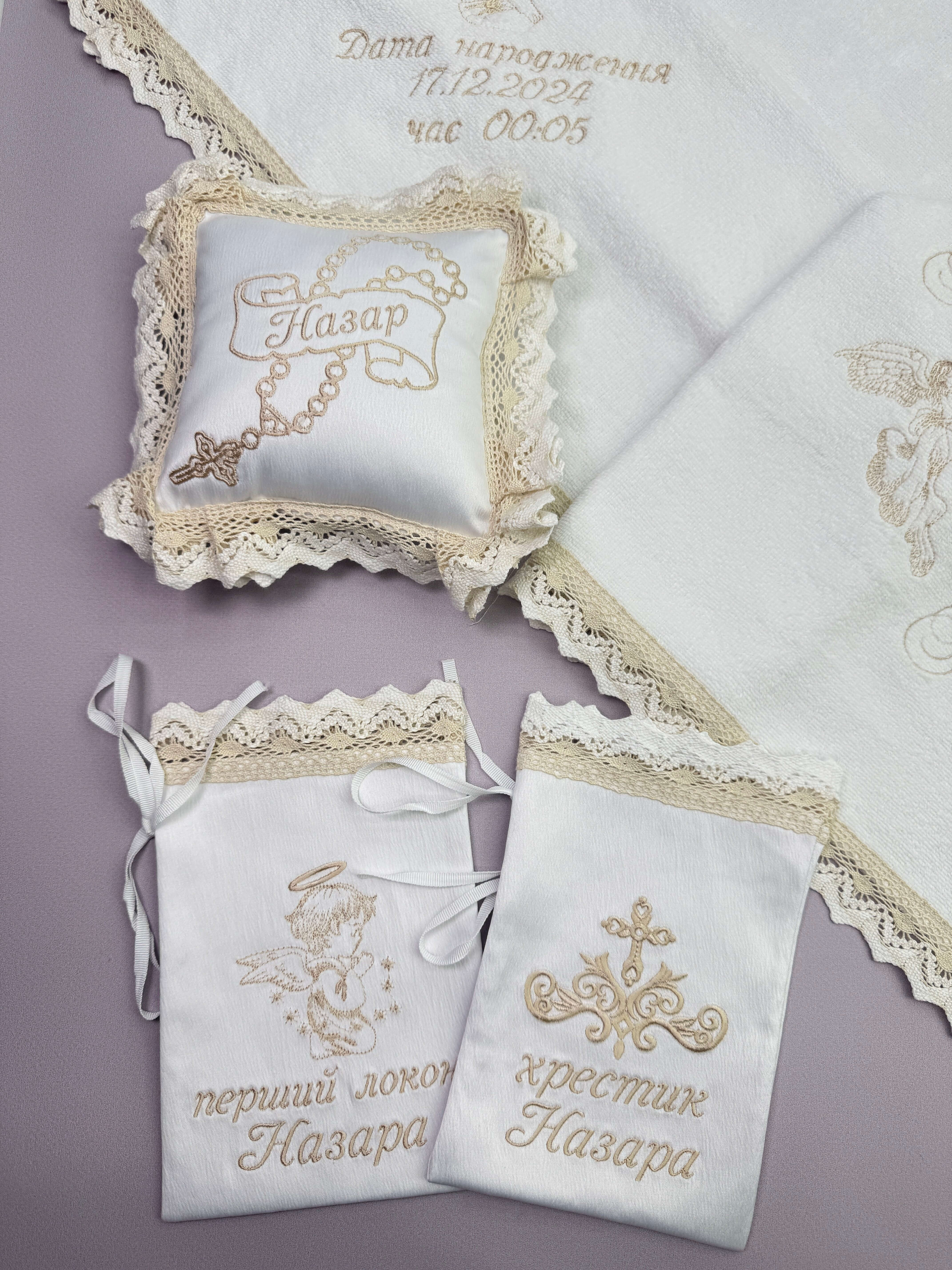 Полный крестильный набор «Creamy Blessing» для мальчика: крестильная пеленка, костюм-вышиванка и аксессуары