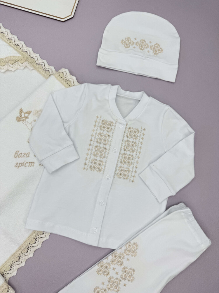 Полный крестильный набор «Creamy Blessing» для мальчика: крестильная пеленка, костюм-вышиванка и аксессуары