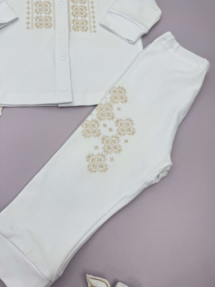 Полный крестильный набор «Creamy Blessing» для мальчика: крестильная пеленка, костюм-вышиванка и аксессуары