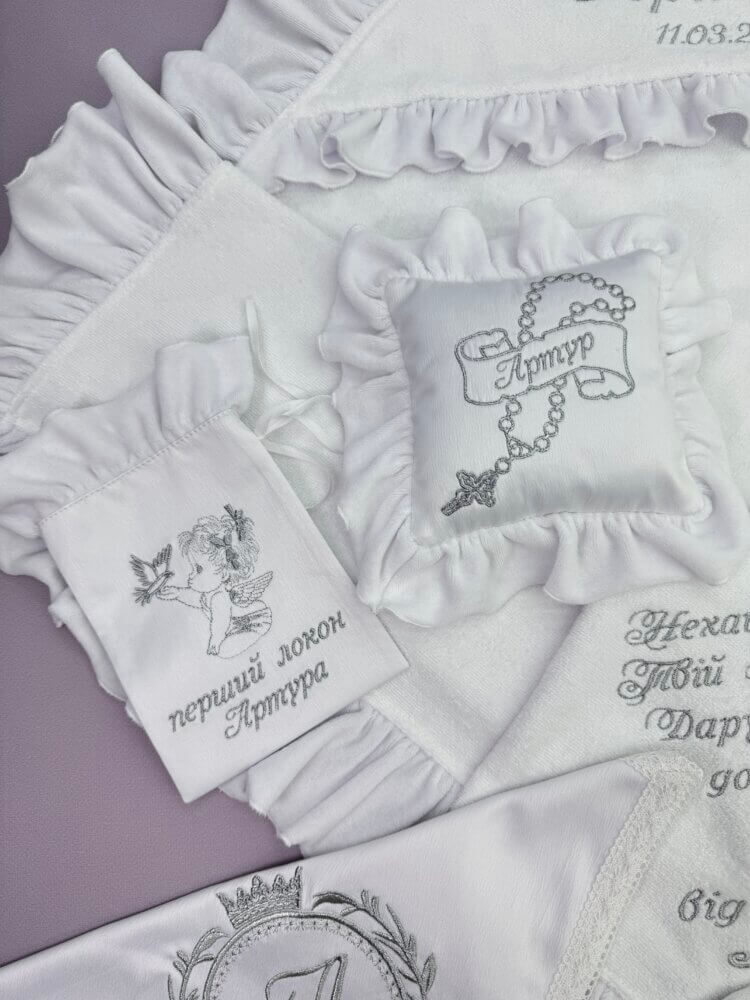 Набор аксессуаров на крещение «Silver Cloud»: подушечка и мешочек из сатина с велюровой рюшой