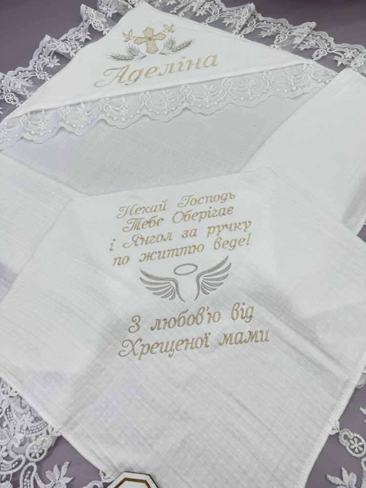 Муслінова крижма «Silver Cream» з широким мереживом та срібною вишивкою