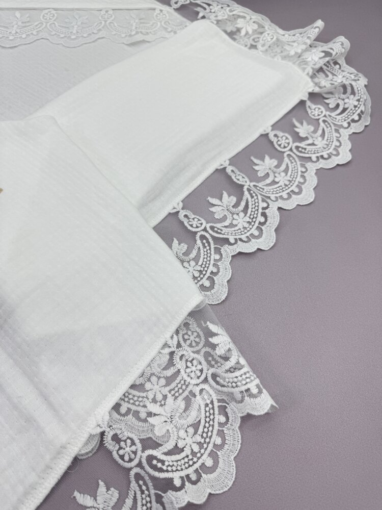 Муслінова крижма «Silver Cream» з широким мереживом та срібною вишивкою